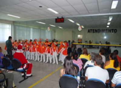 Apresentação natalina dos Canarinhos nos Fóruns de Aracaju emociona a todos