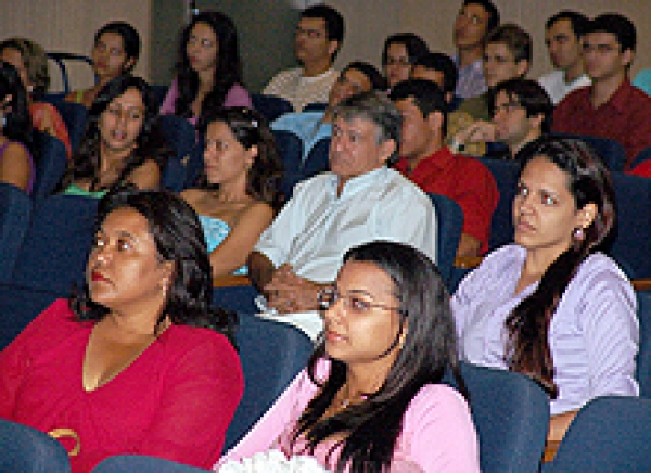 Novos estagiários começam hoje