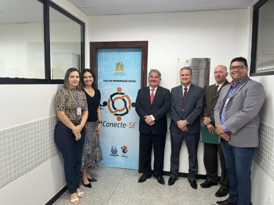 Servidores do TJSE apresentam salas de Participação Digital do Fórum Gumersindo Bessa para representantes do TRT-20