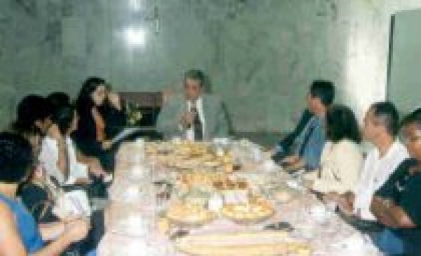 Presidente com funcionários durante II Café