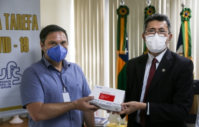 TJSE faz doação de kits de testagem para Força-tarefa Covid-19 da UFS