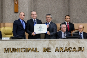 Presidente do TJSE recebe título de Cidadão Aracajuano