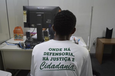 GMF e Defensoria Pública fazem entrega de camisas para uso dos custodiados na Ceplan