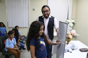 Estudantes conhecem fórum e participam de oficina de desenho