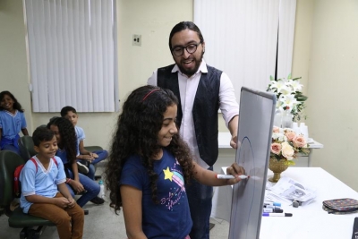 Estudantes conhecem fórum e participam de oficina de desenho