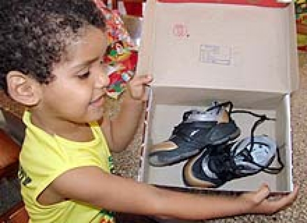 Crianças recebem sapatos de servidores do TJ
