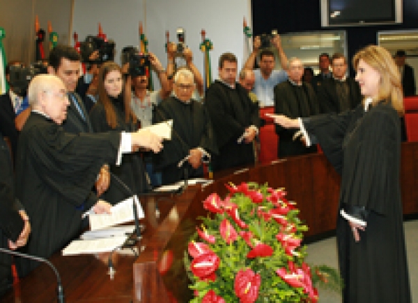 Posse da Desembargadora Aparecida Gama lota auditório do TJSE