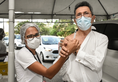 Presidente do TJSE incentiva vacinação ao receber dose de reforço contra a Covid-19