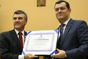 Juiz Eliezer Siqueira recebe título de cidadão sergipano na Assembleia Legislativa