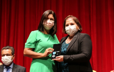 Juíza Coordenadora da Mulher é homenageada com Medalha do Bicentenário da Emancipação de Sergipe
