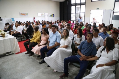 Vinte casais dizem o sim em casamento comunitário no fórum do Marcos Freire II