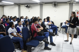 Juíza conversa com alunos de escola pública sobre violência contra a mulher