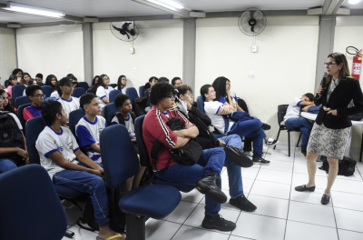 Juíza conversa com alunos de escola pública sobre violência contra a mulher
