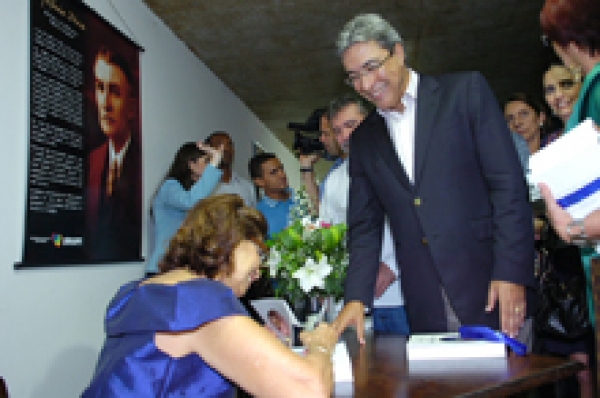 Ana Medina lança Efemérides Sergipanas, de Epifânio Dória