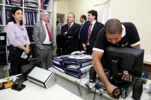 Presidente do TJSE acompanha instalação de novos computadores na Comarca de Itaporanga