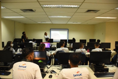 Jovens aprendizes recebem capacitação e orientações com aulas interativas no auditório da CIJ