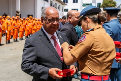 Presidente do TJSE é condecorado durante comemoração dos 99 anos do CBM/SE