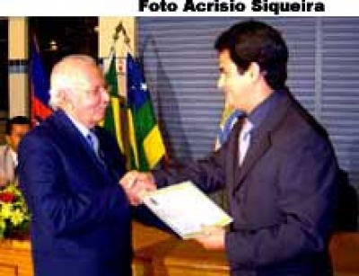 Governador em exercício recebe duas homenagens