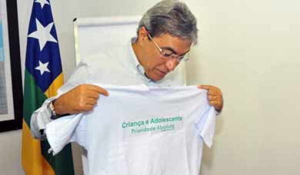 Governador veste a camisa da campanha “Criança e Adolescente – Prioridade Absoluta”