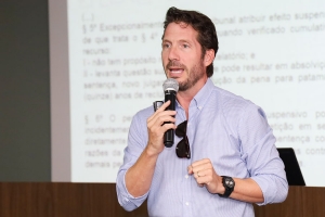 Promotor Rogério Sanches ministra aula sobre prisões e medidas cautelares diversas