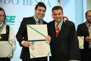 No TCE: magistrados do TJSE recebem Colar Gumersindo Bessa